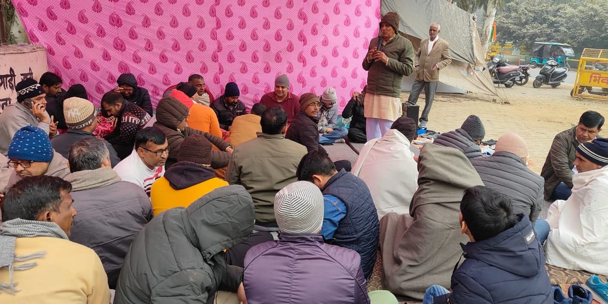 Patwari and lawmen staged a protest outside the mini secretariat, tehsil work stalled for 27 days