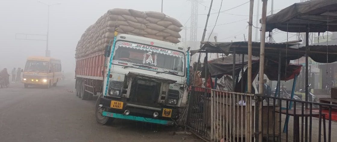 Due to fog, uncontrolled trolley railings and street vendors were broken.
