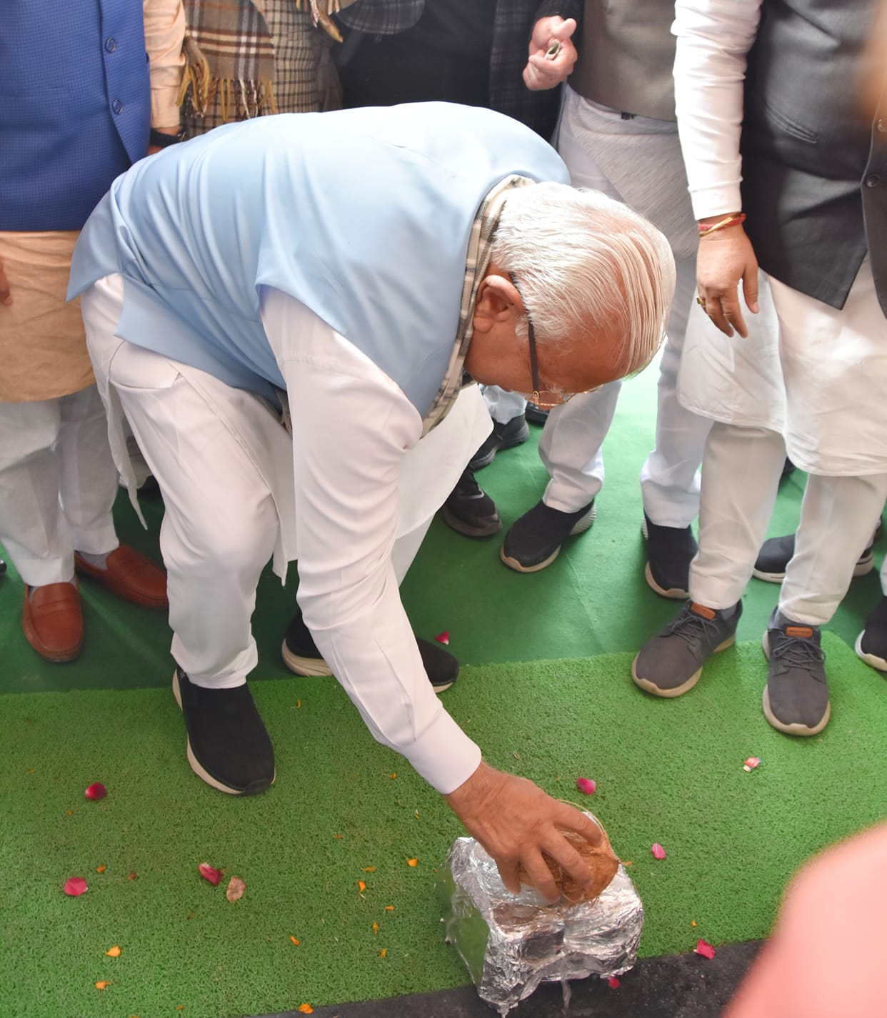 Don't just tell people about yourself, but also listen to theirs and remove their doubts: CM