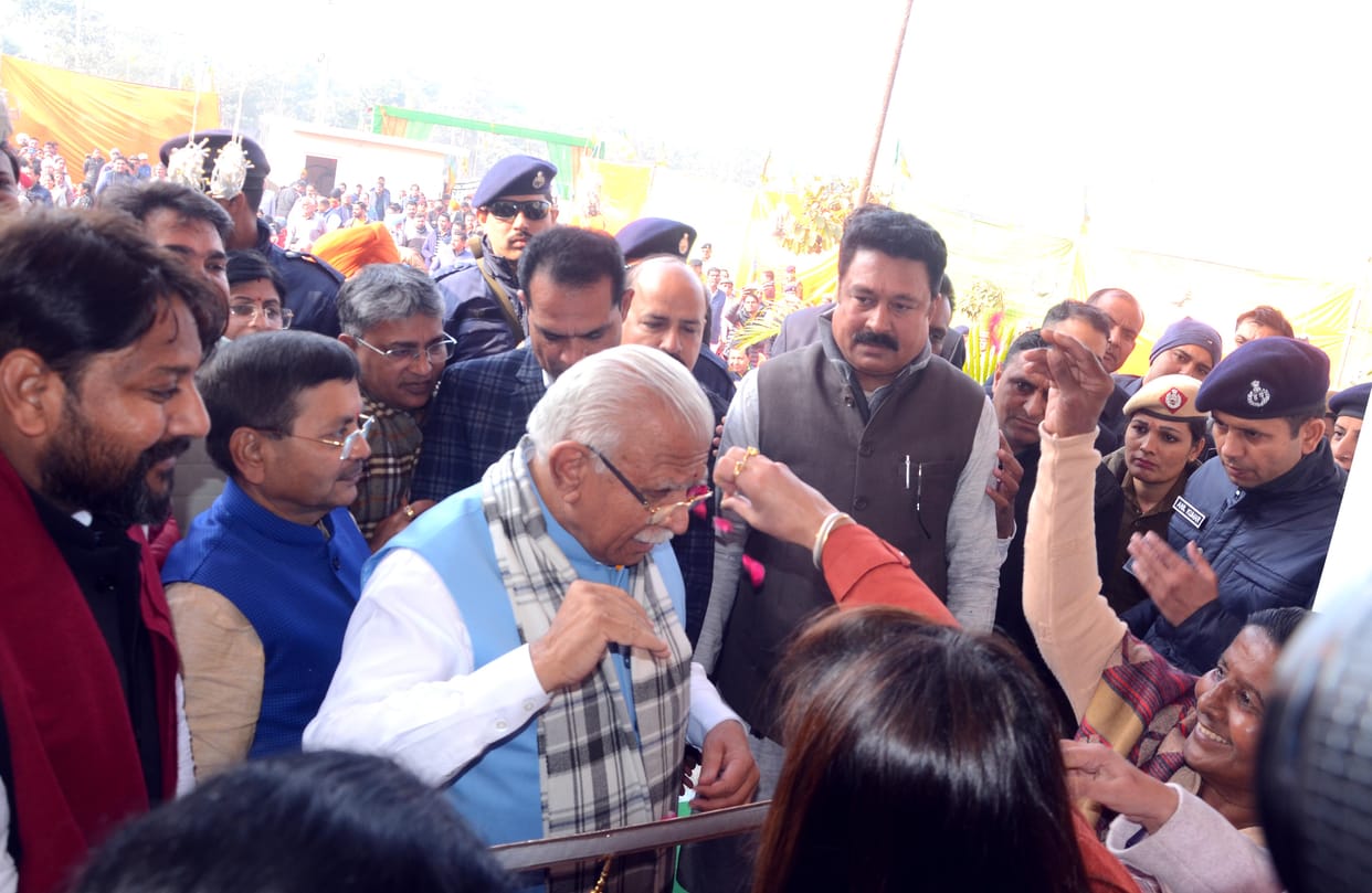 Modi promises Manohar, will give 10 seats from Haryana