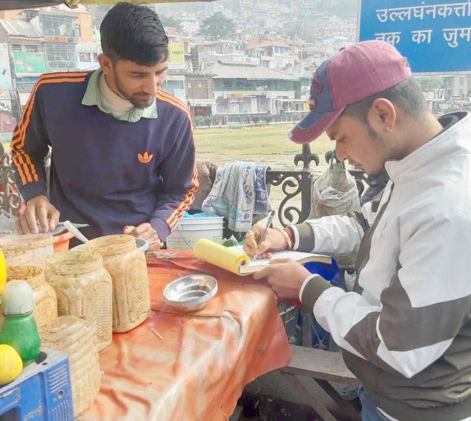 challan of 13 street vendors and fine of seven thousand collected