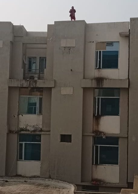Mentally ill woman created ruckus by climbing on the roof of the district hospital