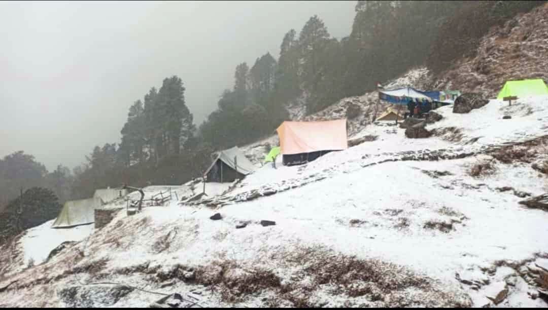 Light snowfall on higher peaks of Frontier