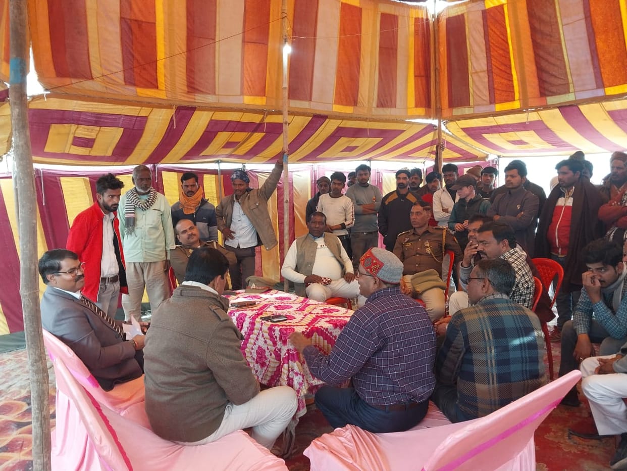 Protest against arbitrary hawking in Dhaighat fair