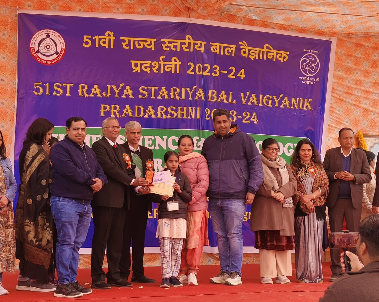 Harpreet Kaur of Aarohi School made smart transport system, got third place in scientific exhibition