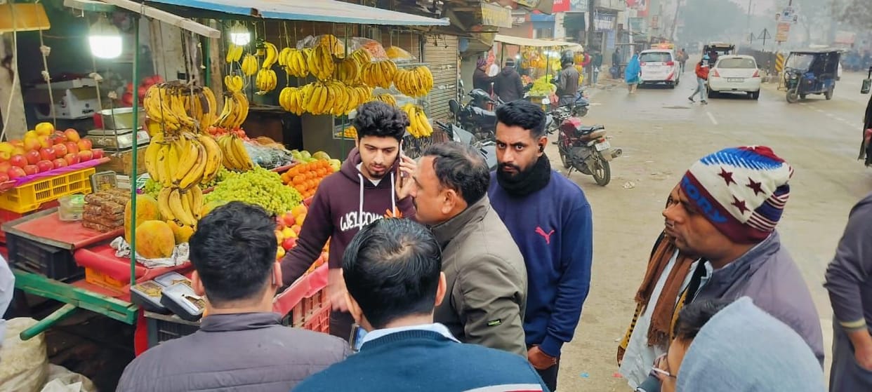Thieves broke into the window of the third floor, stole cash worth Rs 1 lakh 55 thousand from the grocery shopkeeper's wallet.