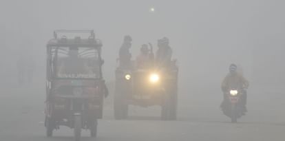UP Weather: मौसम ने लिया यू-टर्न, लखनऊ सहित आसपास के जिलों में भारी कोहरा, 18 को फिर होगी बारिश Weather of UP: Sunshine will open in the entire state from tomorrow, forecast of worsening weather again from