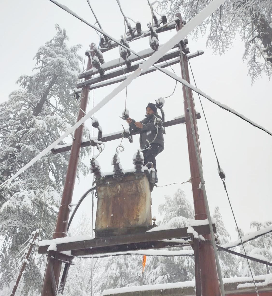 598 electricity transformers stalled, 11 buses stuck on routes, 91 roads also closed in the district
