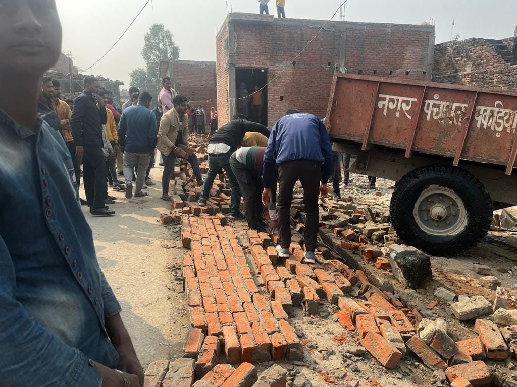 A wall was erected by occupying the road, Nagar Panchayat demolished it