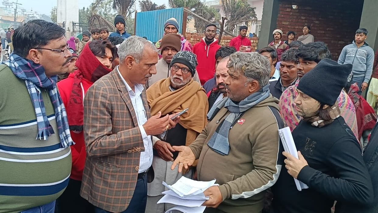 Municipal Corporation employee who went to give notice was beaten up, Municipal Administration demolished shops amid protest