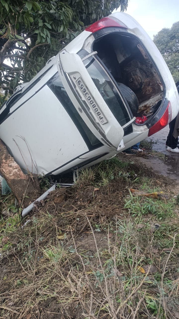 Car overturned amid rain in Tahliwal