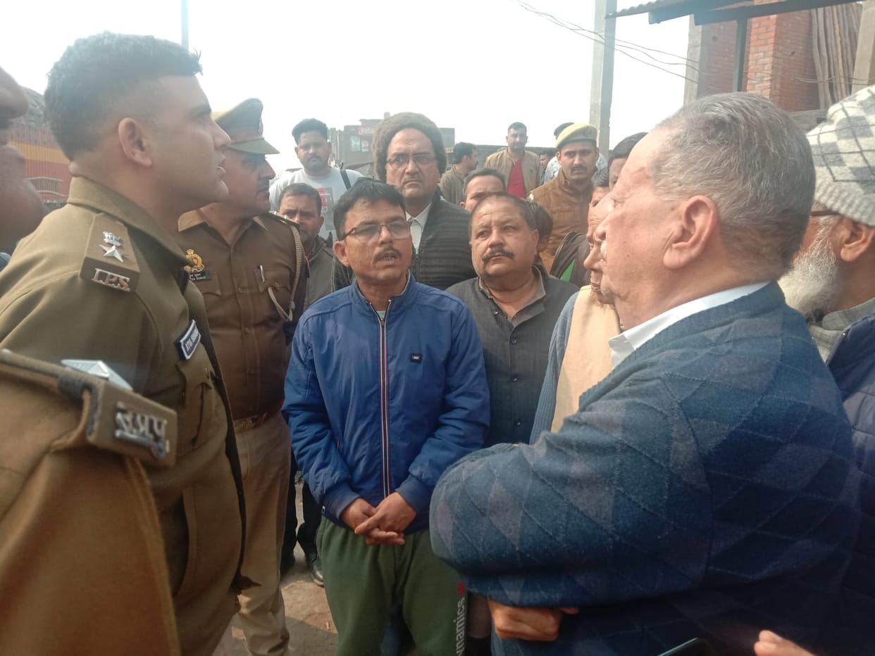 Robbery worth Rs 35 lakhs by taking family members hostage in grocer's house