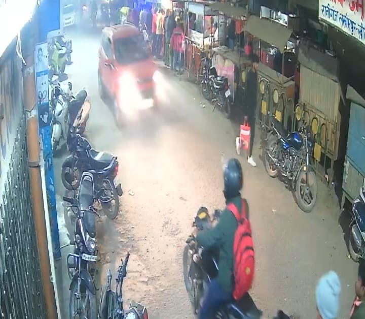 Young man fell on the road while walking, crushed by car
