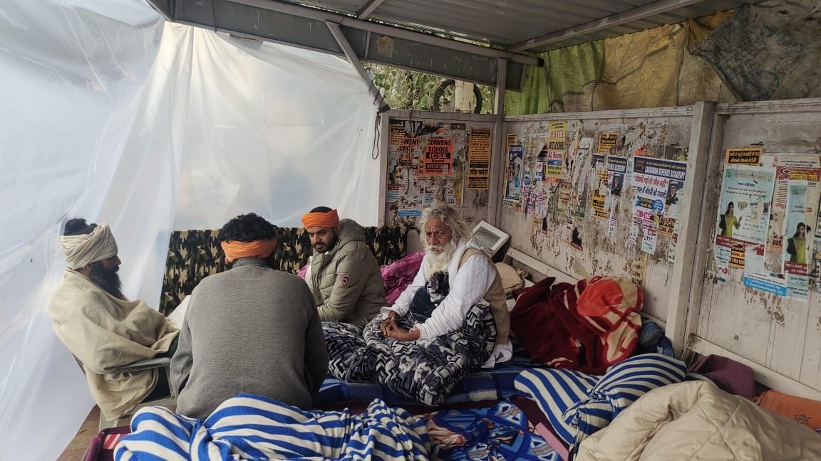Maharaj Jagatnand remained sitting on strike despite rain