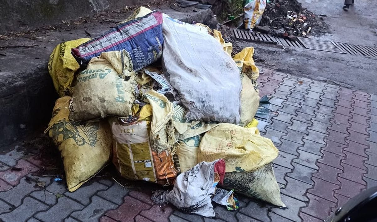 What kind of cleanliness is this, the dirt taken out of the houses was dumped in the ravine.
