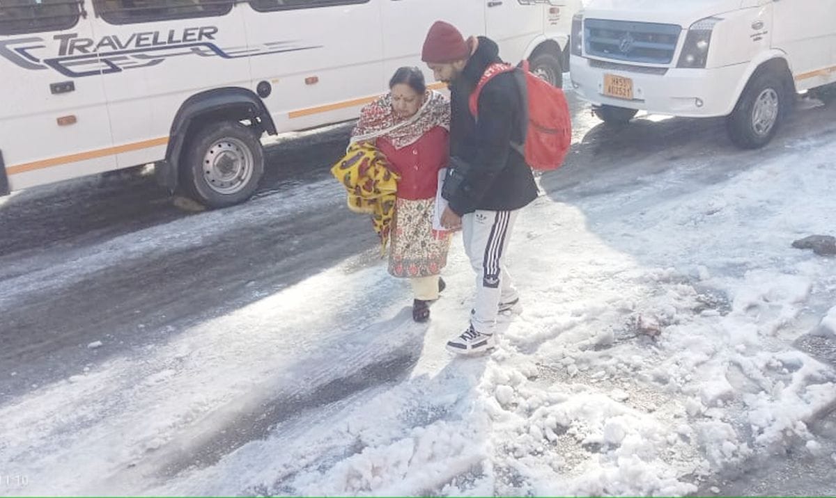 Highway remained closed for 13 hours in Banikhet, supply of milk and bread arrived late