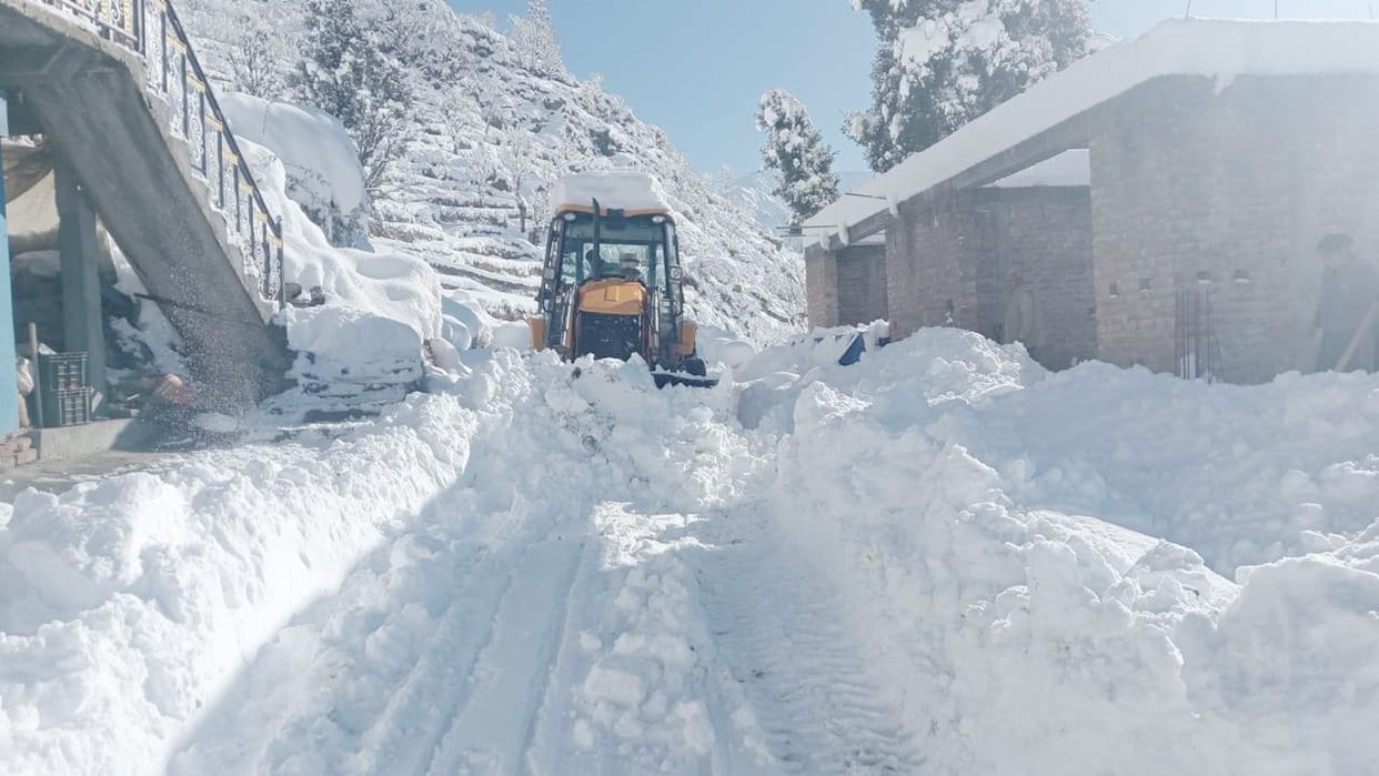 Holi-Chamba road could not be restored even after 34 hours