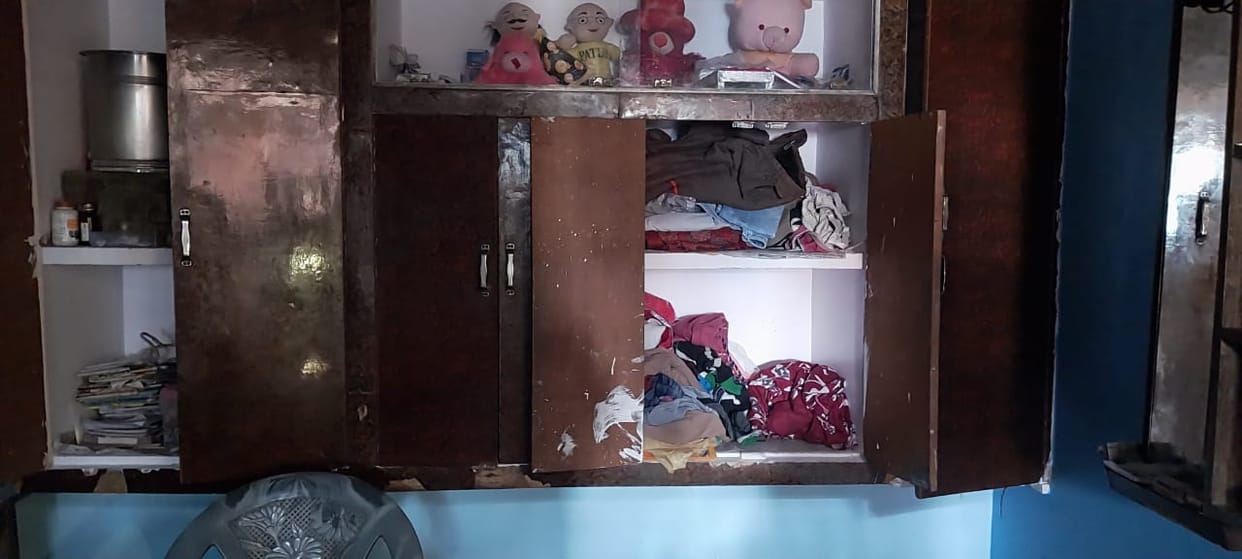 Theft of lakhs along with licensed gun by breaking the lock of the house