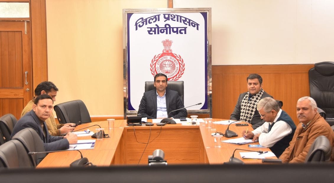 Chief Minister reviews land acquisition for development projects