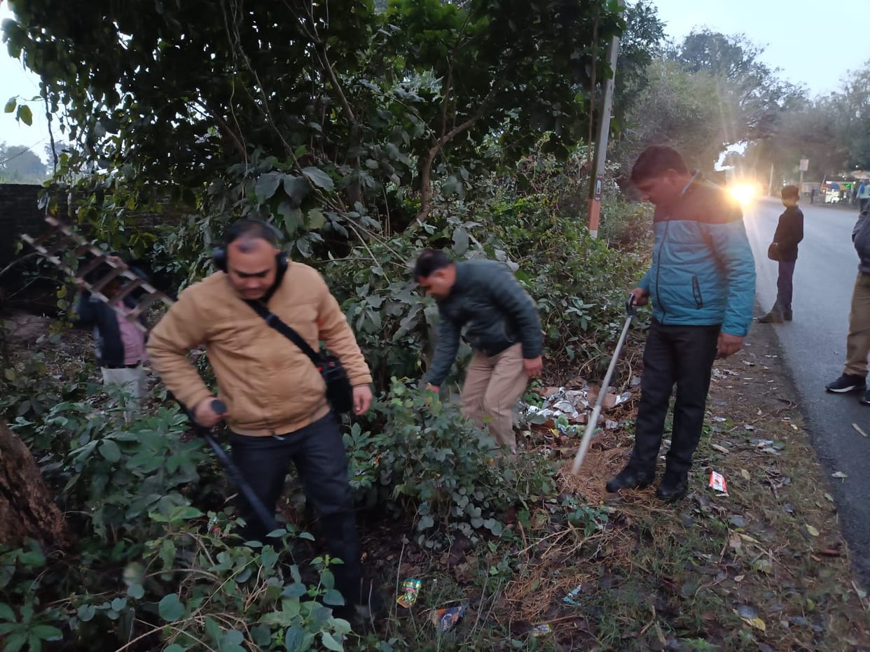 The looted mobile was thrown away by dacoits, hand held metal detector was ordered to search for it.