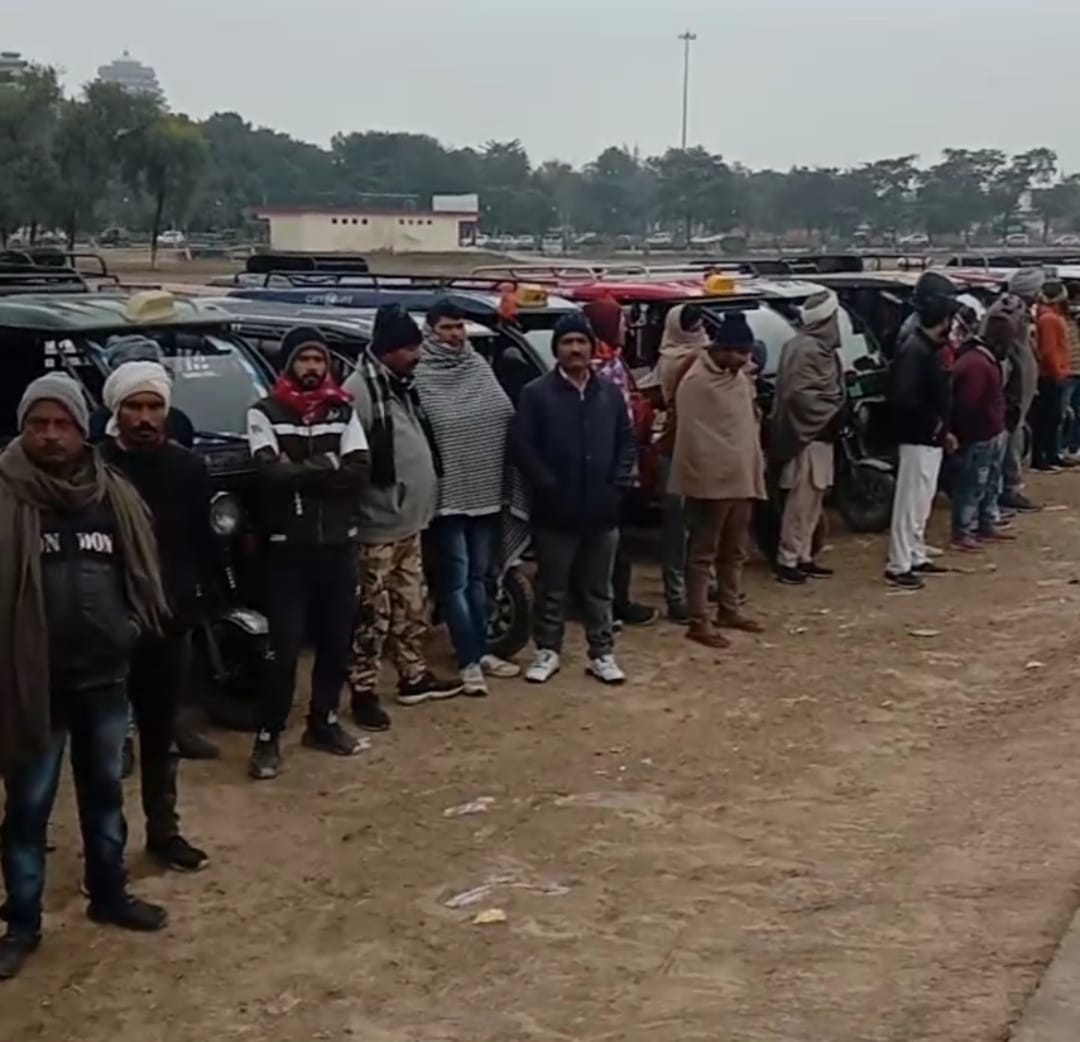 E-rickshaw drivers angry at the arbitrariness of auto drivers, expressed anger