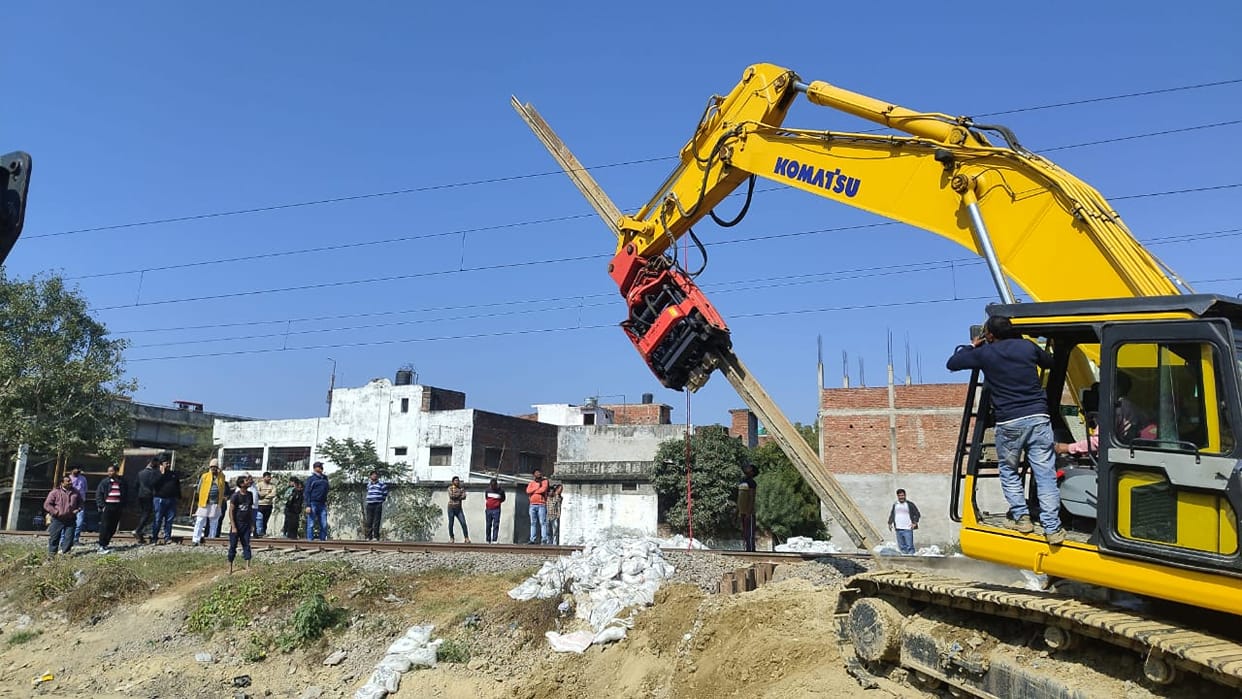 Movement of trains remained halted for one and a half hour due to installation of sporting beam.