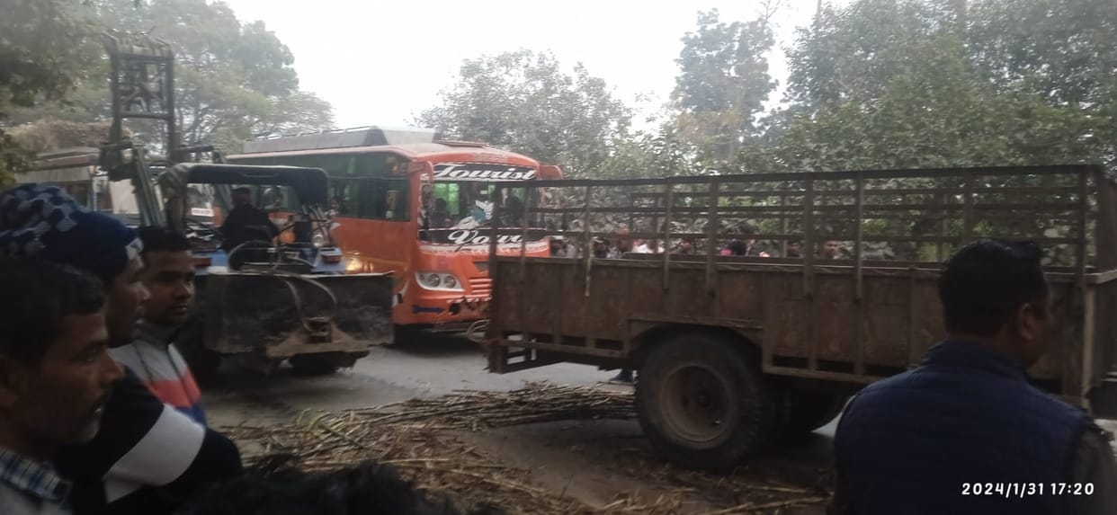 Jam on Rauli bridge due to overturning of sugarcane laden tractor-trolley