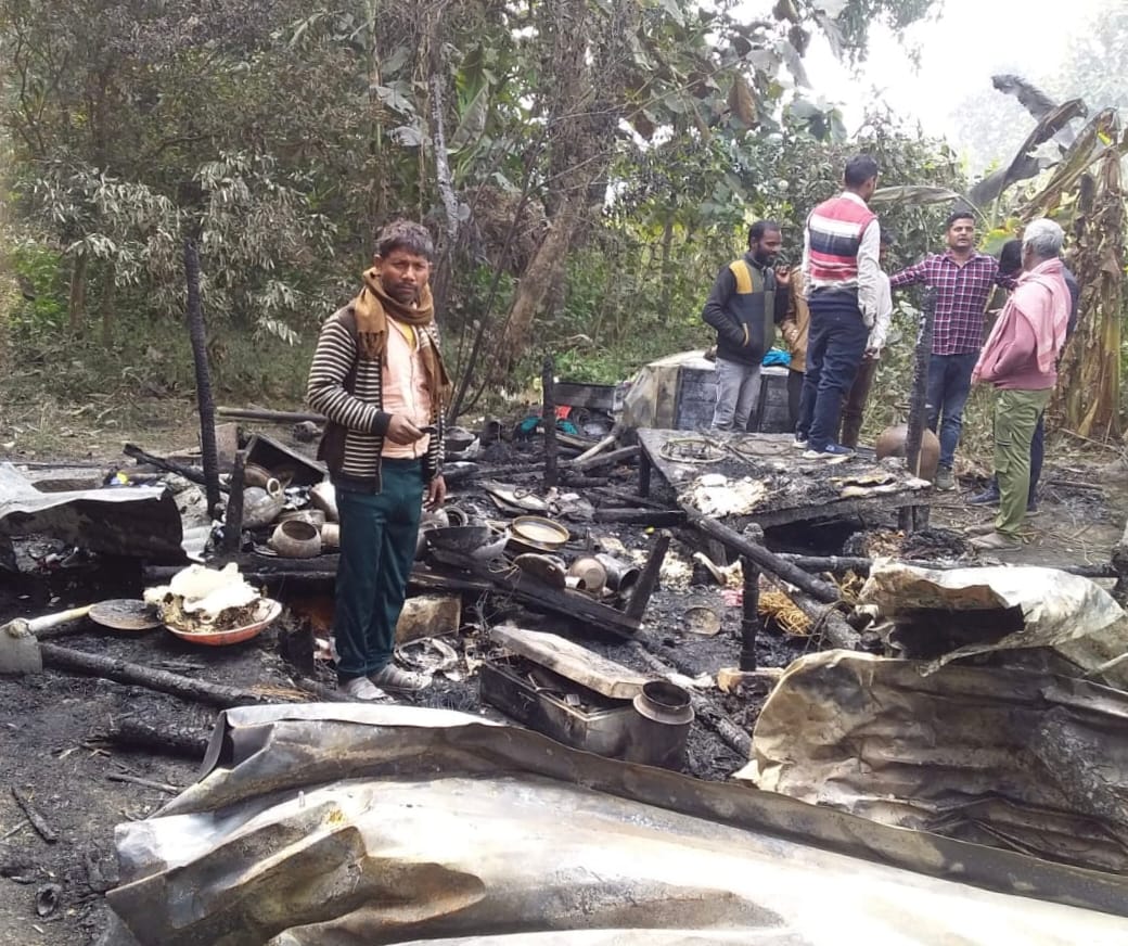 Hut blown up due to explosion of LPG cylinder, chaos created