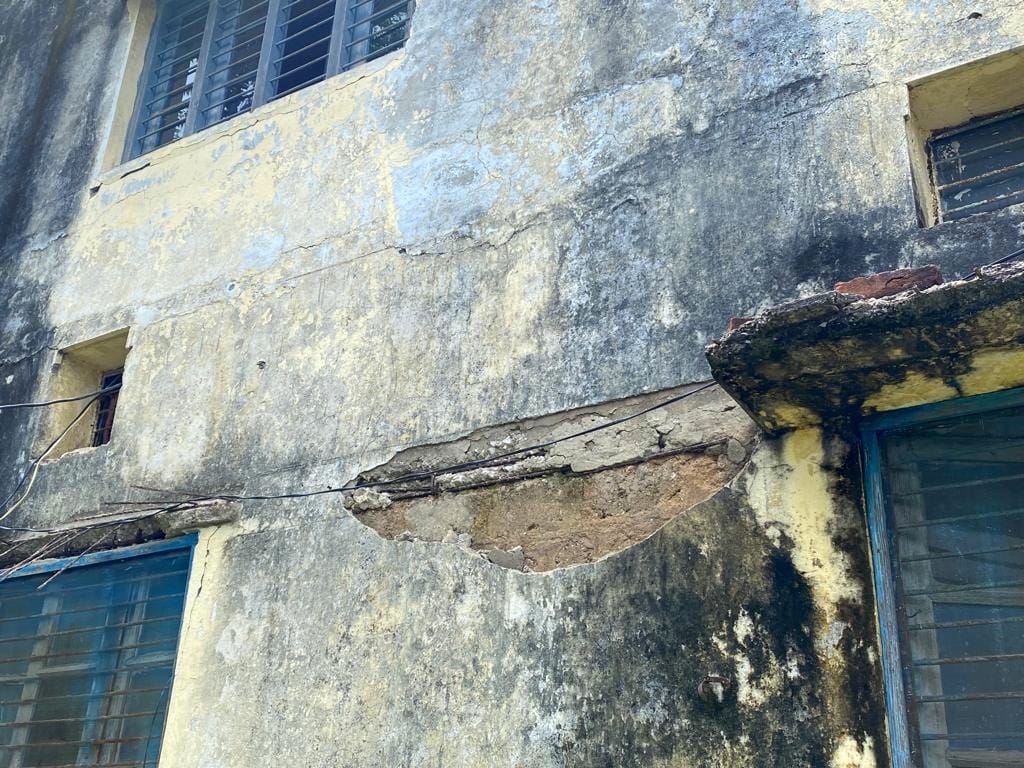 173 students are forced to study in the dilapidated building of Gangolihat GIC.