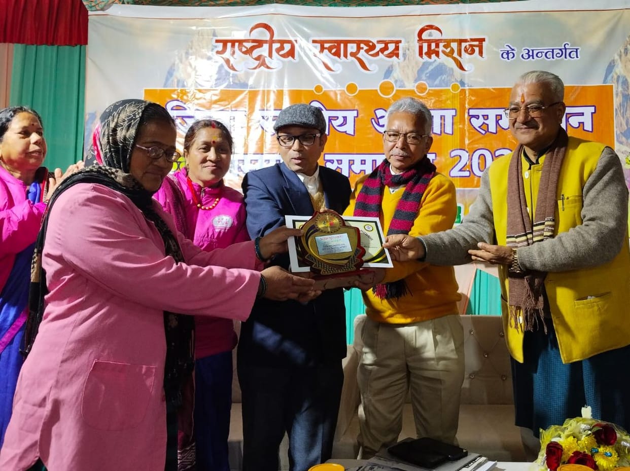 Sushila, Saraswati and Bishna Devi received the Best Asha Award