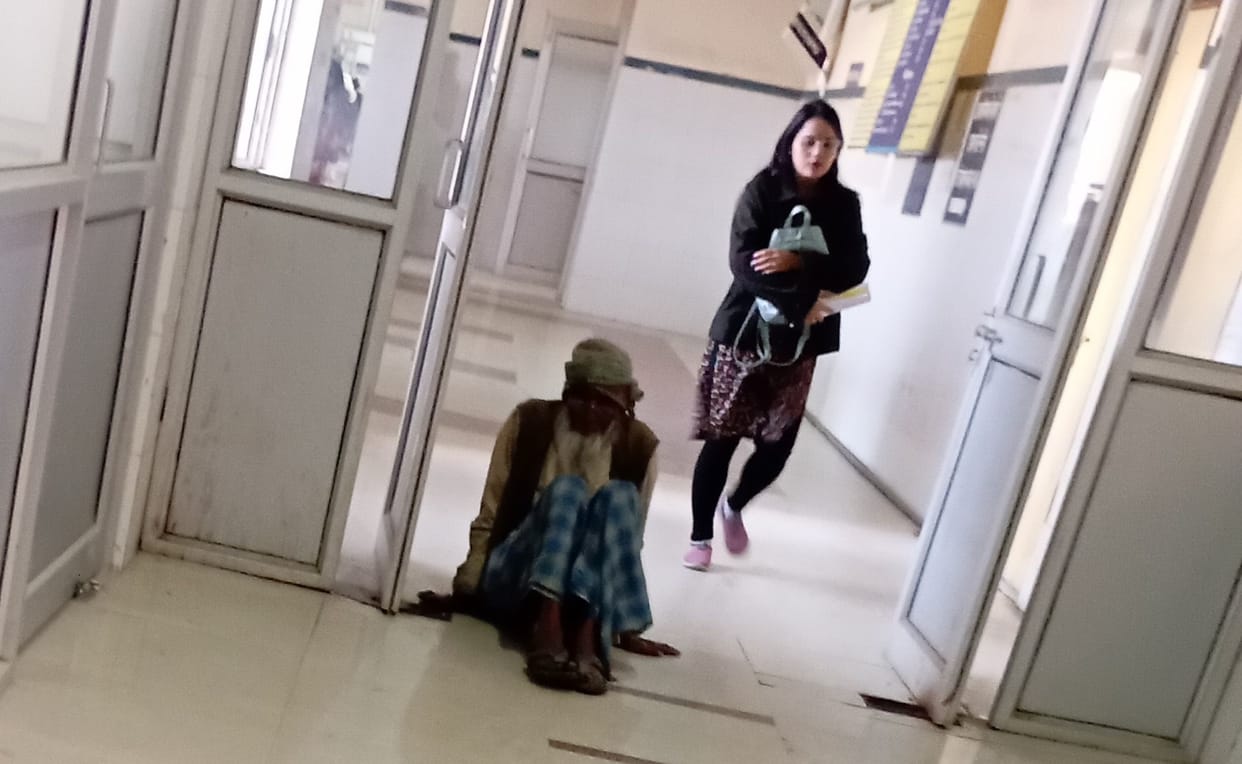 Claims of facilities faltered, disabled person kept searching for doctor by walking on hand
