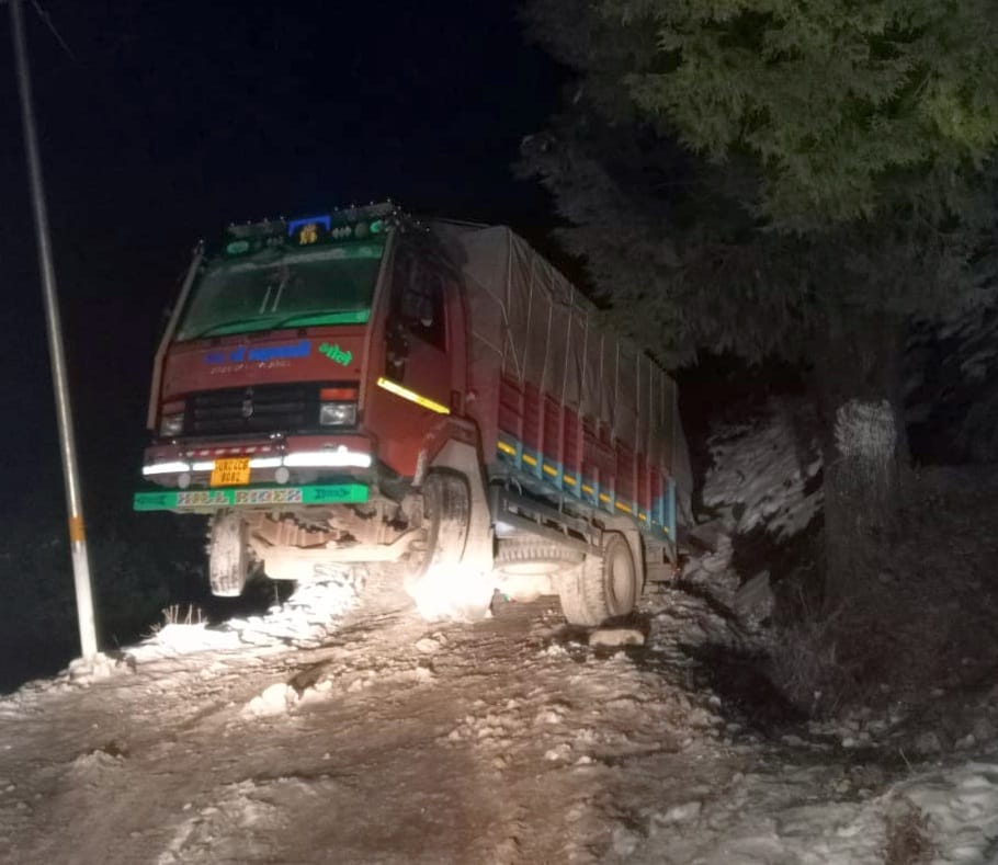 Traffic started after removing the truck stuck in Ratapani