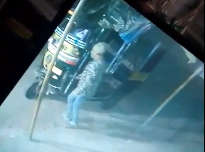Thieves entered the shop by breaking the wall, stole cash and packets of beedis and cigarettes.