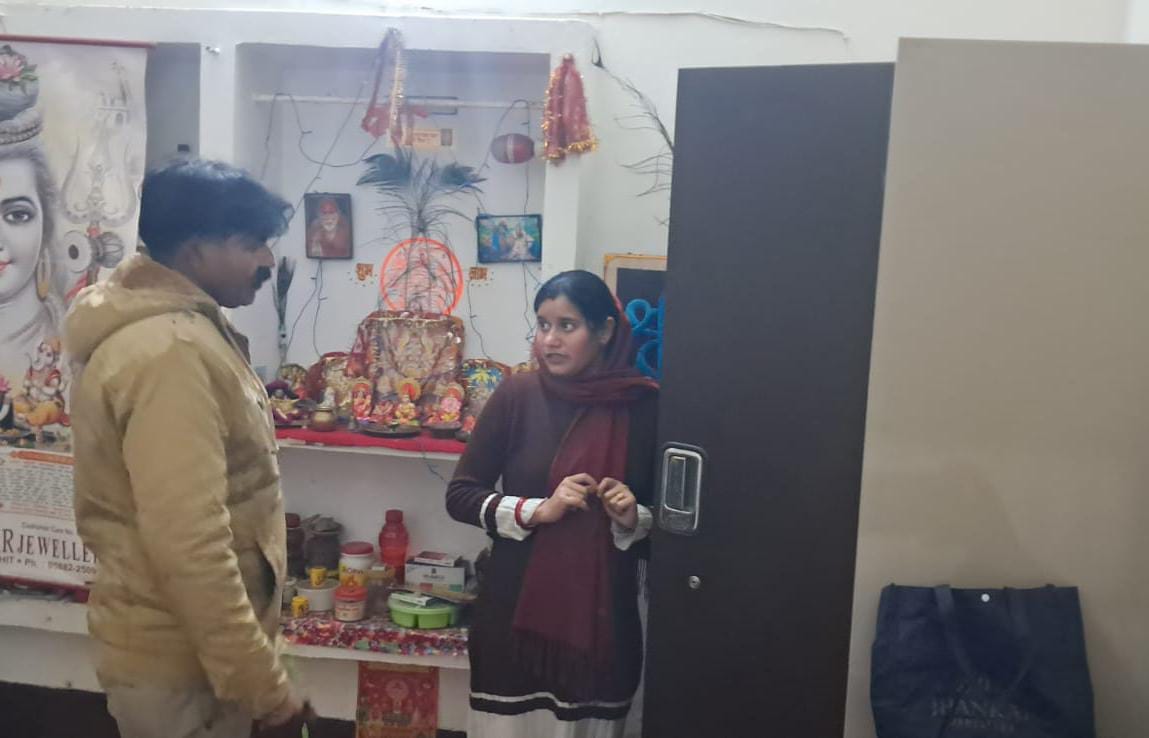Theft of lakhs from the house of a teacher couple