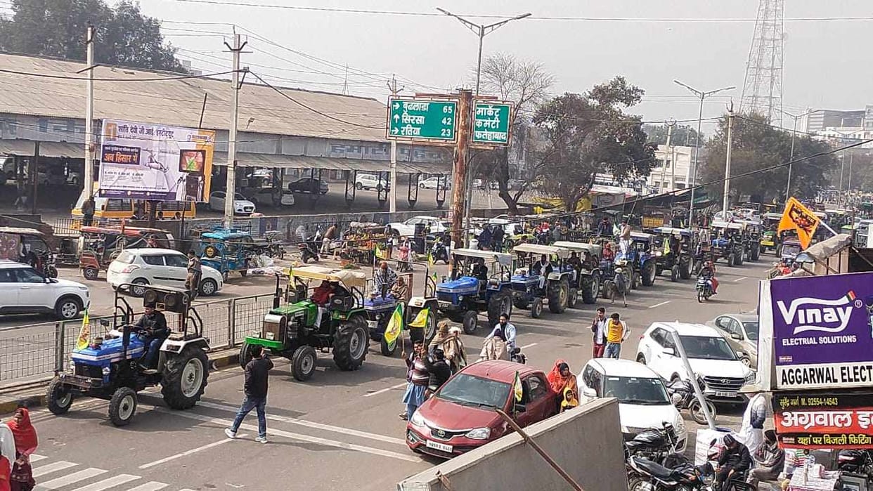 Farmers marched with 310 tractors and showed the trailer to the government.