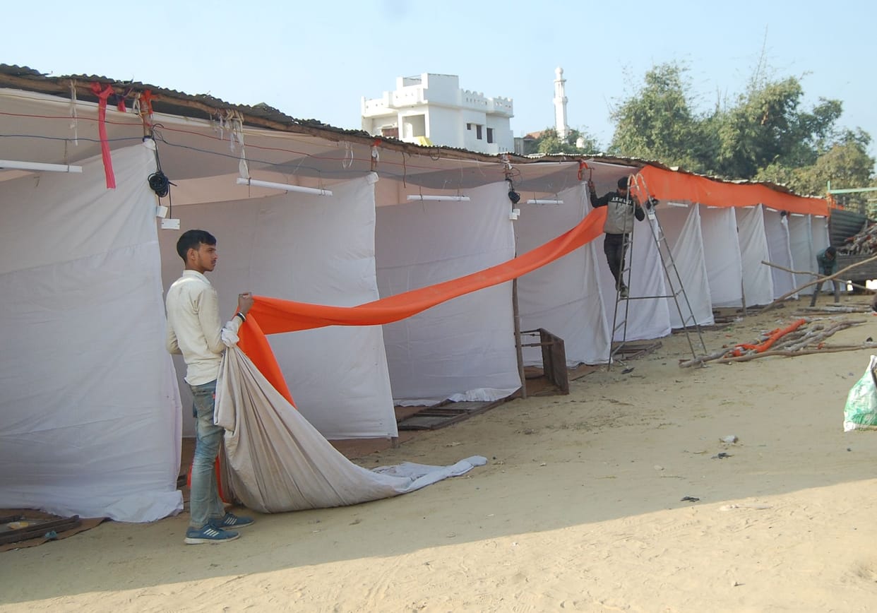 Stalls started setting up, Deoria Mahotsav will start from tomorrow