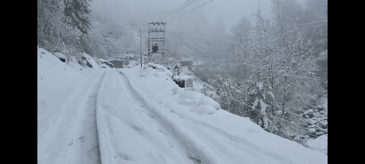 rampur news, kinnaur news, snowfall, road, blocked,