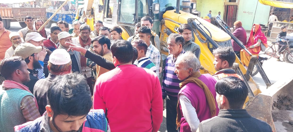 The team that came to demolish the building for widening of the highway in Barkheda returned.