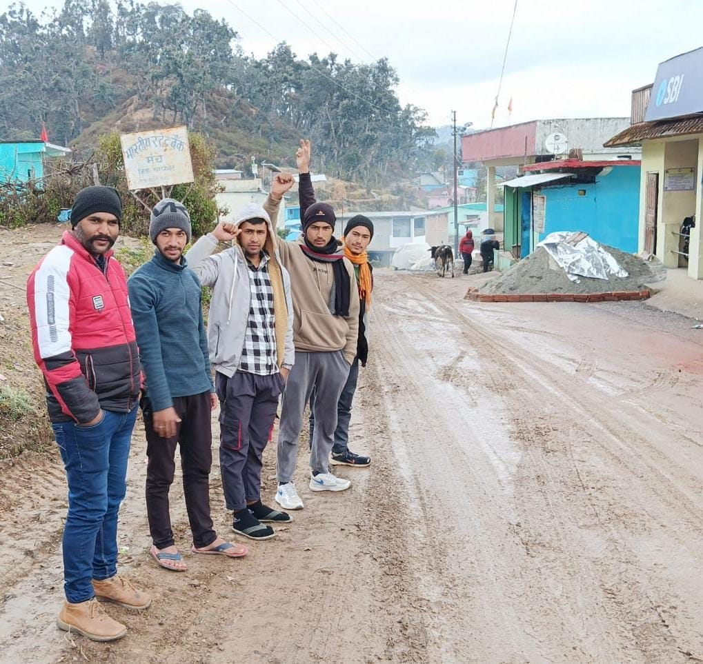 Demonstration against the poor condition of the road connecting the border area