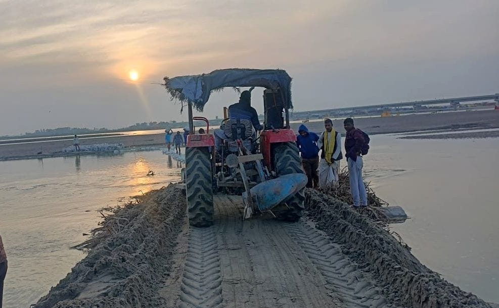 Dhaighat: Road made of sand washed away due to rise in water level of Ganga