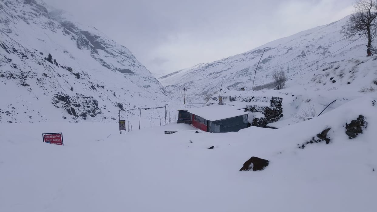 Bus facility closed again between Manali-Kullu, many villages in darkness due to closure of 59 transformers