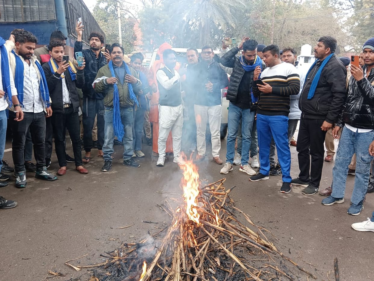 Effigy of government burnt to arrest accused