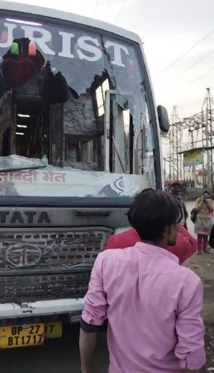 For not paying the money, the glass of the private bus was broken, the driver was beaten up.