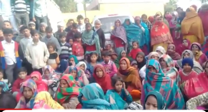 Bhajju blocked the road by keeping the dead bodies of the two youths.