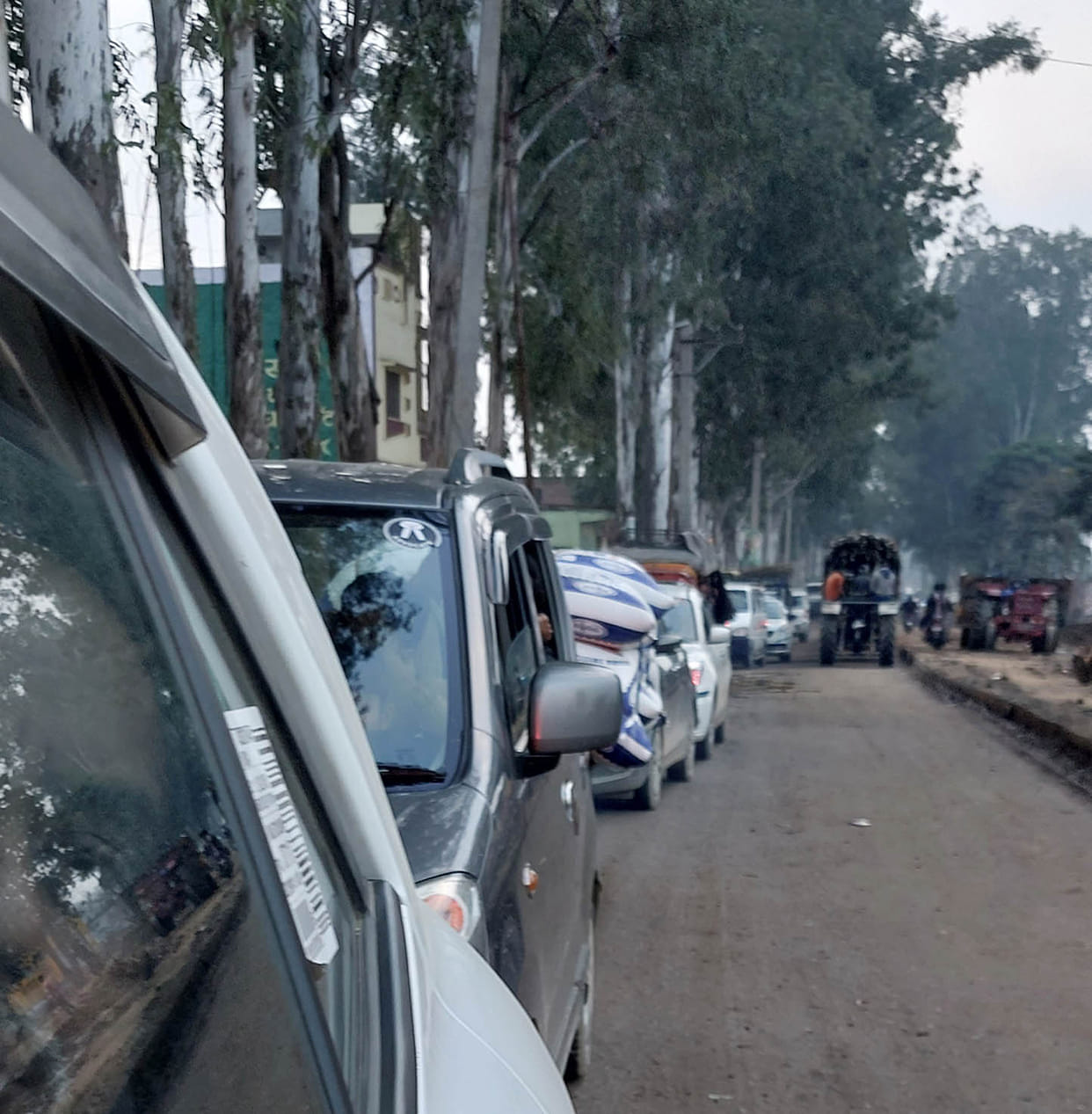 Hundreds of vehicles stuck in traffic jam for three hours in Charthawal