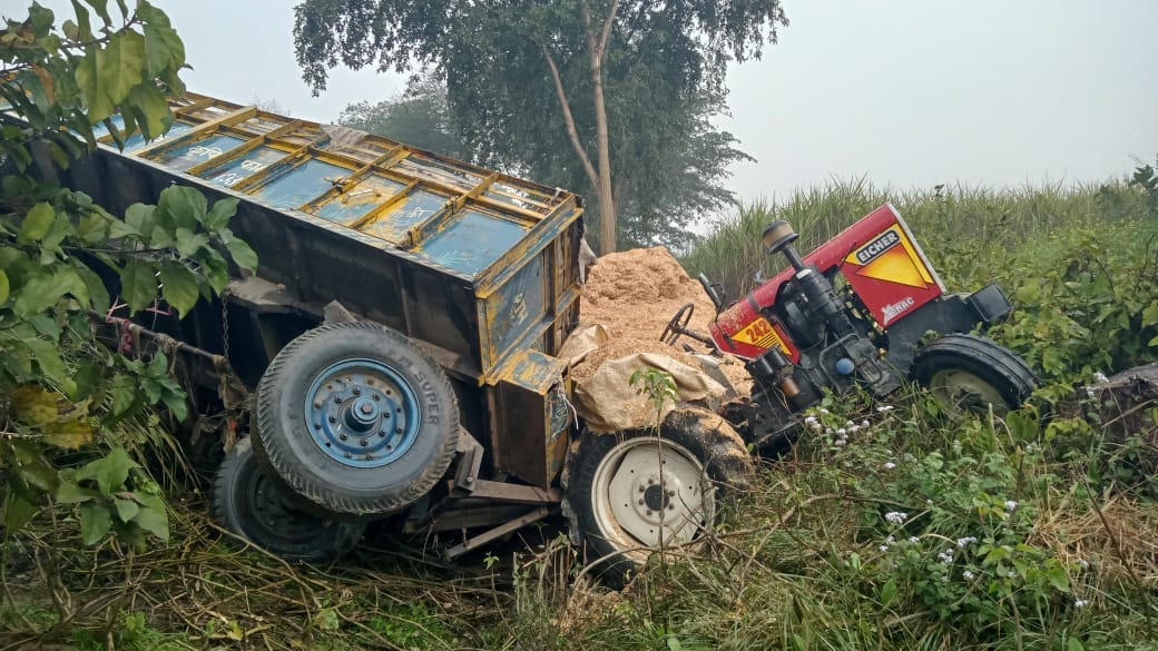 Tractor-trolley laden with chaff overturns, two killed