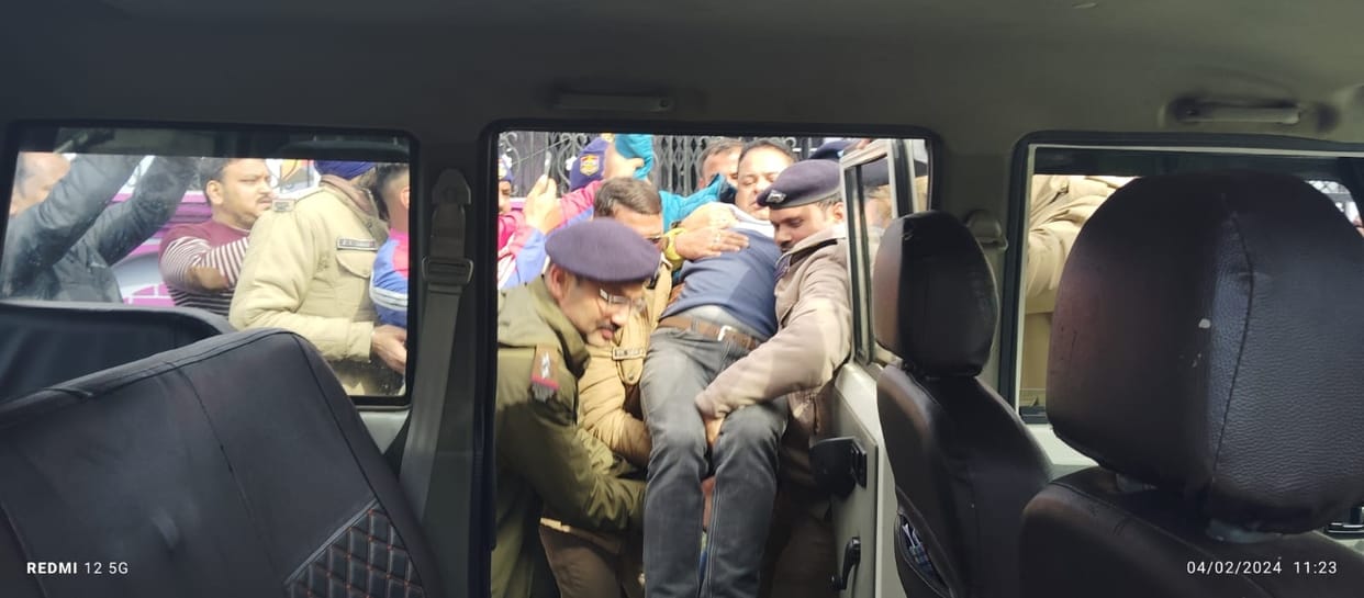 Police caught former block chief from his house