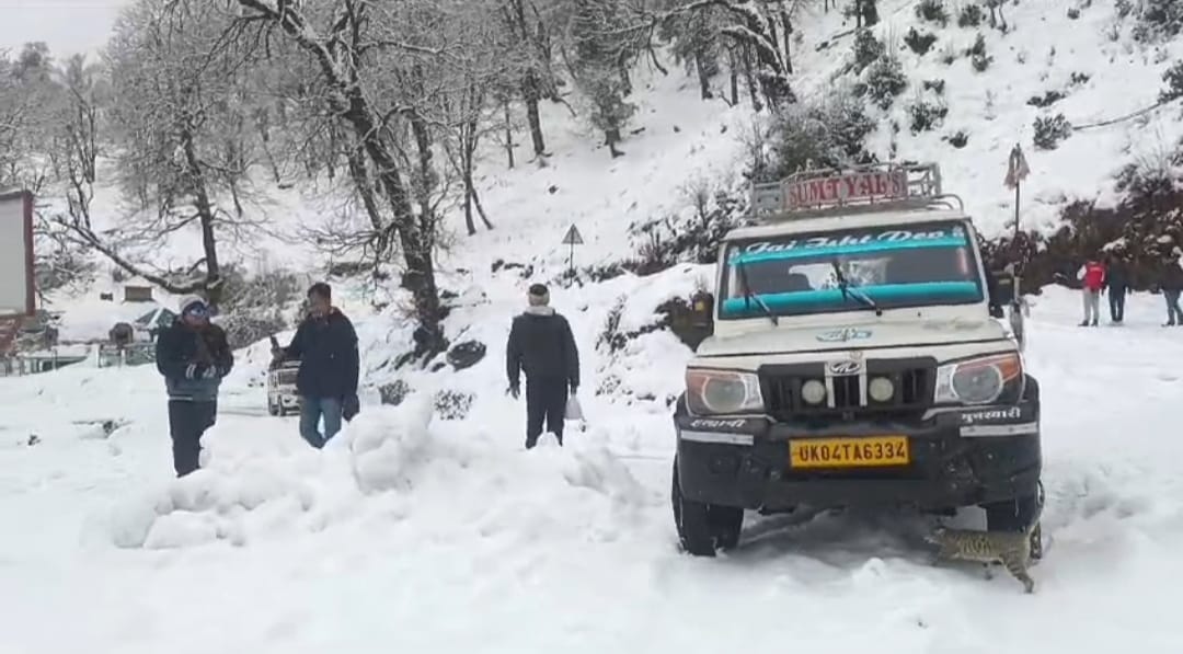 Traffic remained closed due to two feet of snow falling in Kalamuni of Munsiyari.
