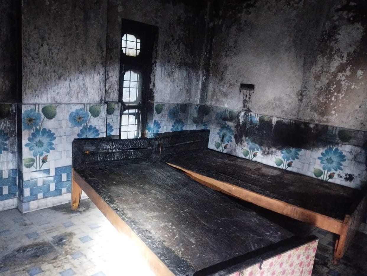 Room burnt by fire in Parol, loss of one lakh
