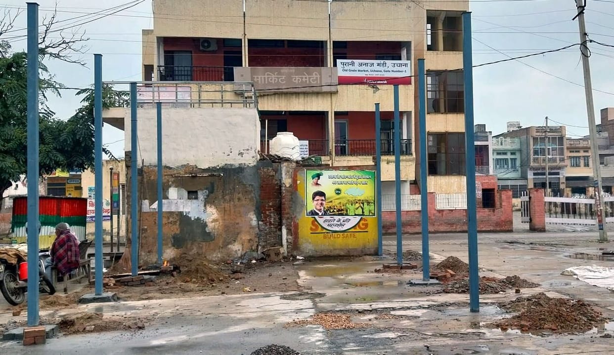 Labor shed being built in old market by spending two lakhs